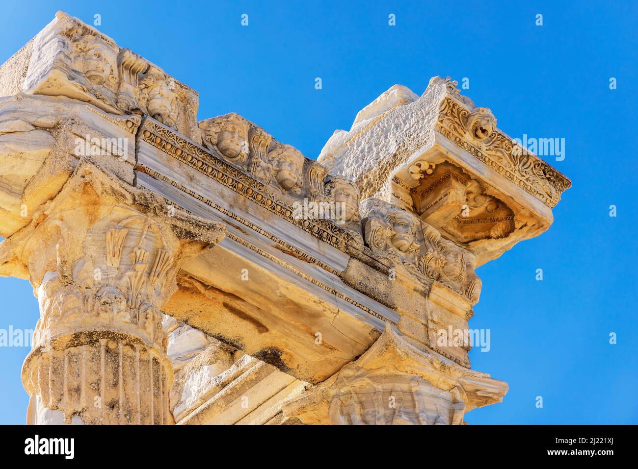 Il dettaglio del Tempio di Apollo risale al tempo dell'imperatore romano Antonino Pio. Foto Stock