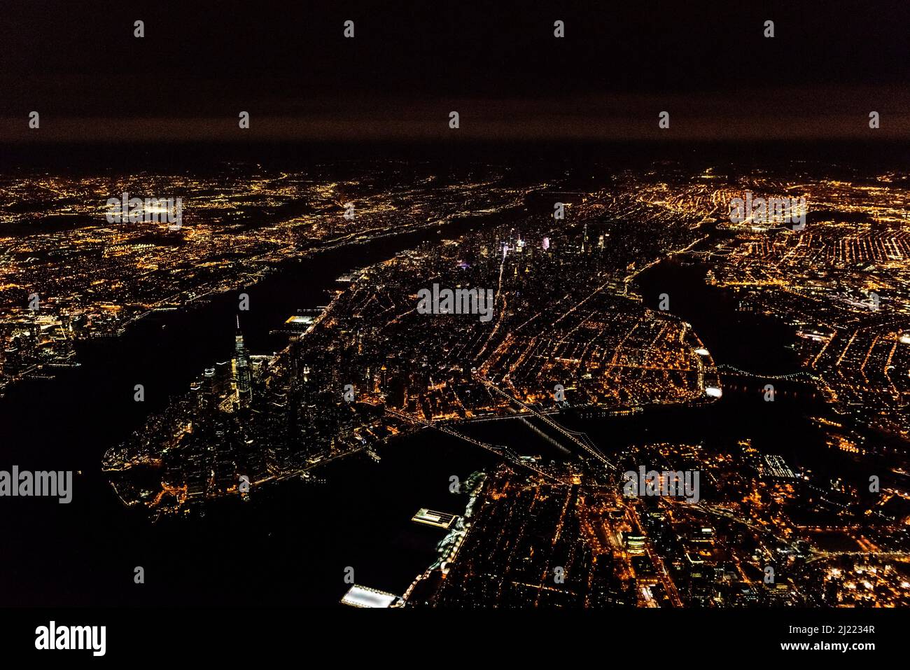 La città di New York City, Manhattan, vista da un alto punto di notte. Foto Stock