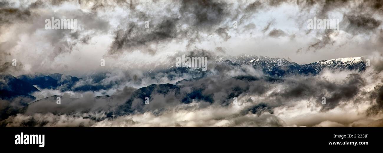 Montagne olimpiche viste attraverso lo strato di nuvola pesante. Foto Stock