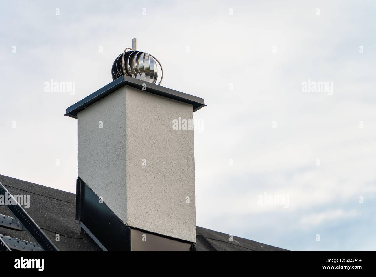 Un ventilatore del tetto per il controllo del calore in movimento su tetto Foto Stock