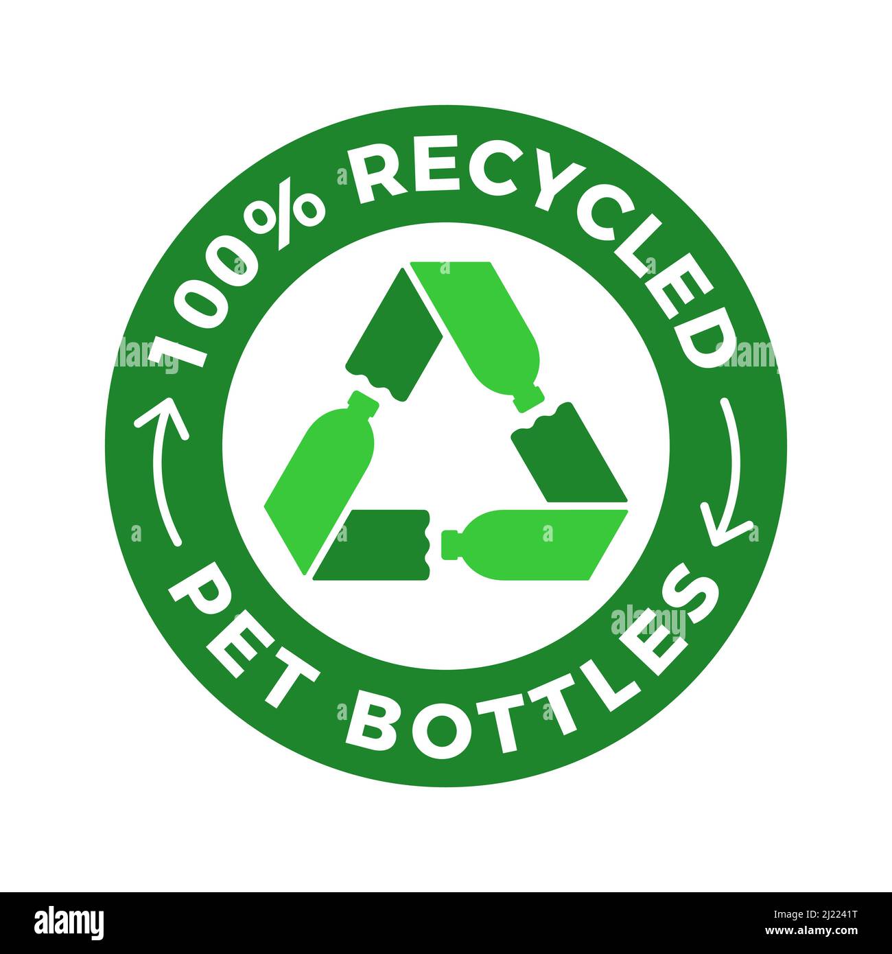 Logo delle bottiglie in PET riciclate al 100%. Tre bottiglie di plastica verde formano un cartello di riciclaggio in un cerchio. Prodotti con materiali riciclati al 100%. Poliestere riutilizzabile Illustrazione Vettoriale