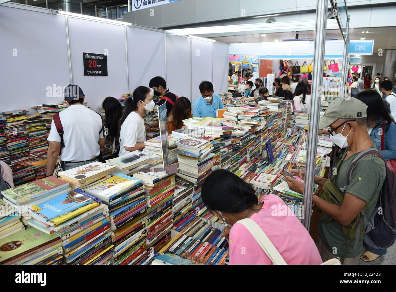 Bangkok, Tailandia. 29th Mar 2022. Atmosfera, persone entrano, eventi la settimana del Libro Nazionale 50th e la settimana del Libro Internazionale 20th con più di 208 stand sia da editori thailandesi e internazionali che vendono libri e materiale educativo, tra cui più di 583 stand, alla stazione Bang sue Grand Station, Chatuchak District. (Credit Image: © Teera Noisakran/Pacific Press via ZUMA Press Wire) Foto Stock