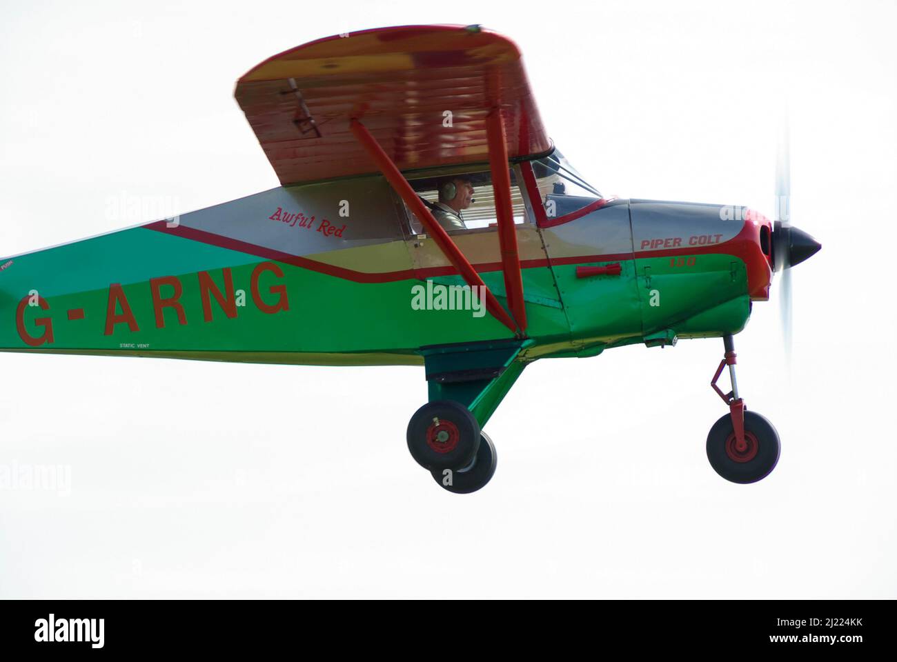 Piper PA-22-108 Colt, versione di Piper PA-22 Tri-Pacer, G-ARNG, decollo nel Regno Unito. Velivolo classico costruito nel 1961, nomi di rosso terribile Foto Stock