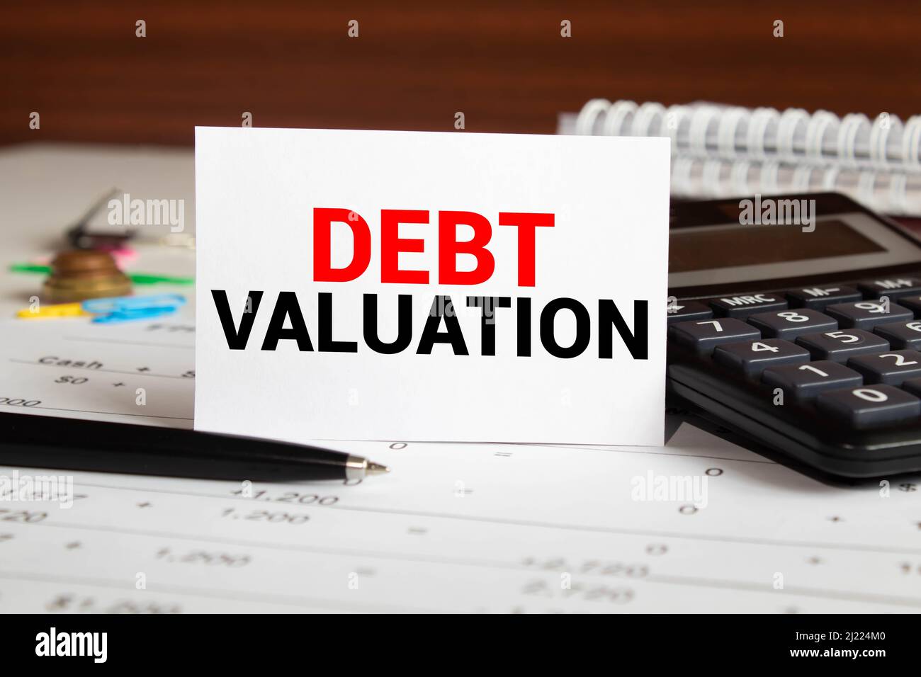 Parola scrittura testo debito Valuation. Concetto di business per il processo di determinazione del valore attuale di un bene Matematica roba e scrivere attrezzature ab Foto Stock