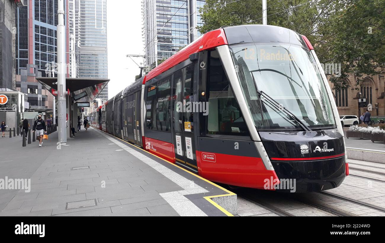 Un primo piano del tram autobus rapido ferroviario autonomo che passa attraverso la città di Sydney, Australia Foto Stock