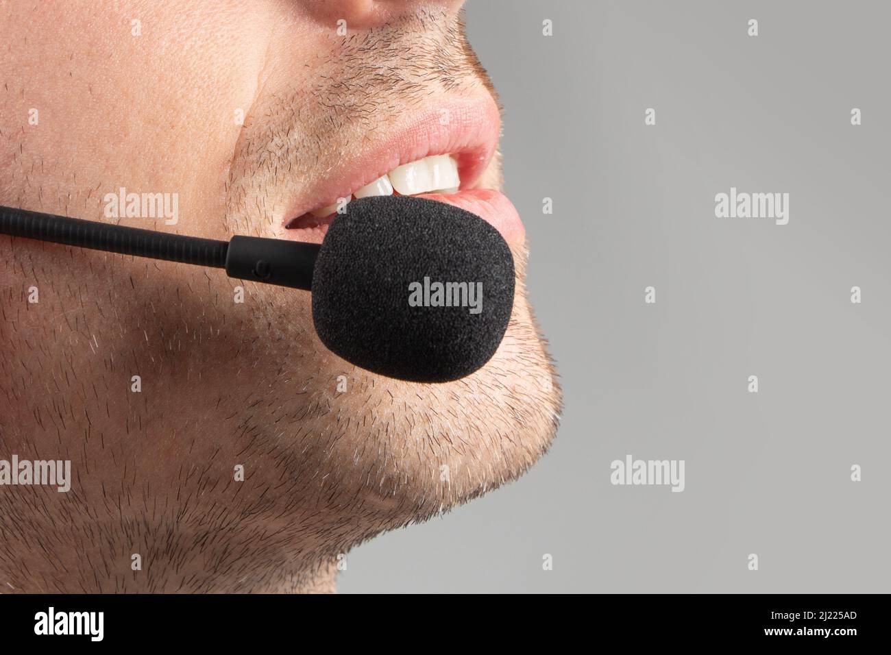 Responsabile del supporto tecnico per la consulenza di cuffie/auricolari a un cliente. Foto Stock