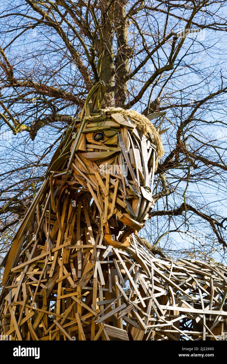 Poppy il cavallo di guerra dalla scuola di arti visive di Canterbury, fatto da legno da recinzione di Jacksons e capelli della corda dal Ropery a Chatham. Canterbury Foto Stock