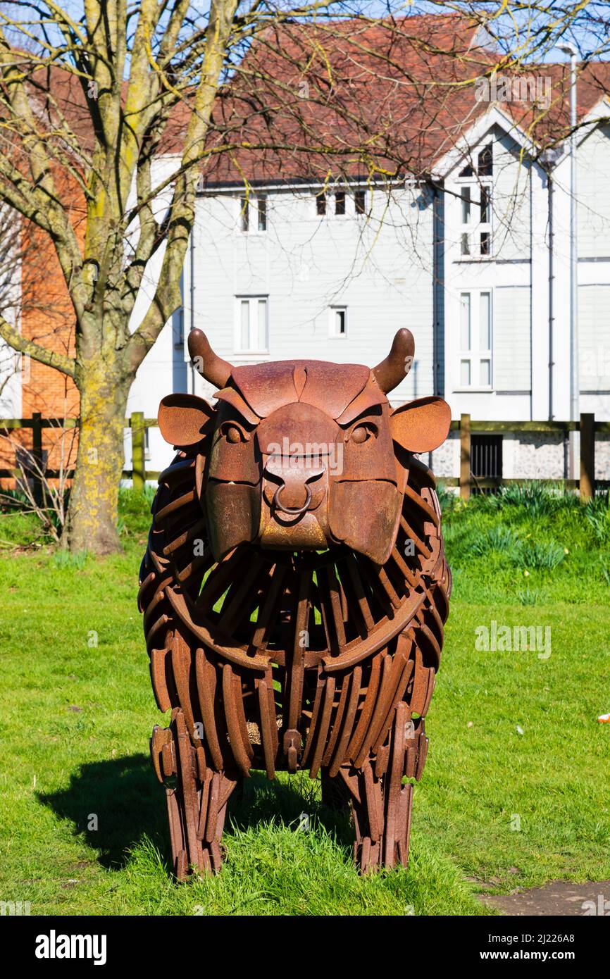 Conceria campo Bull scultura in acciaio. Canterbury, Kent, Inghilterra Foto Stock