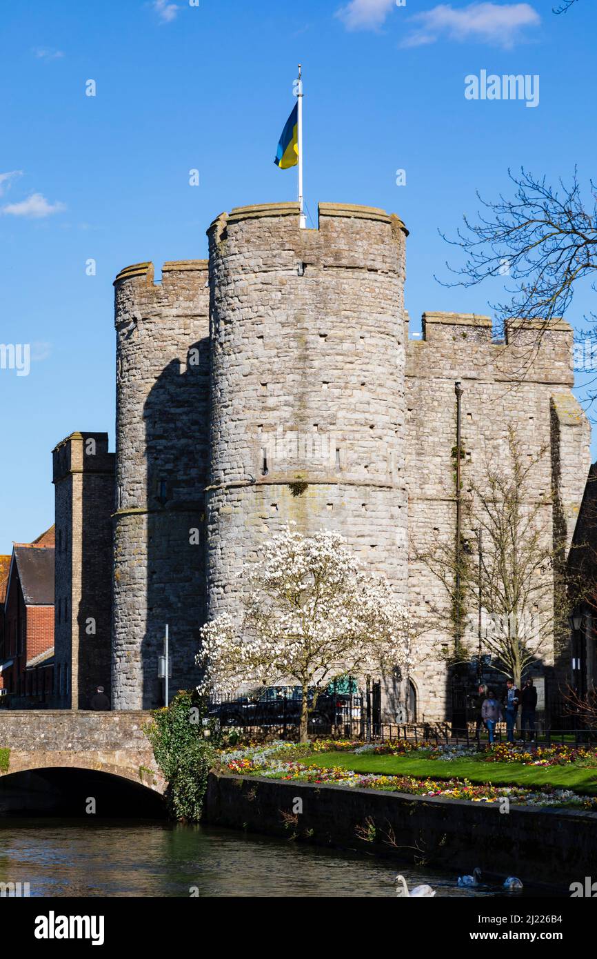 Westgate Towers by the River Stour, Canterbury, Kent, Inghilterra. Con la gente. Foto Stock