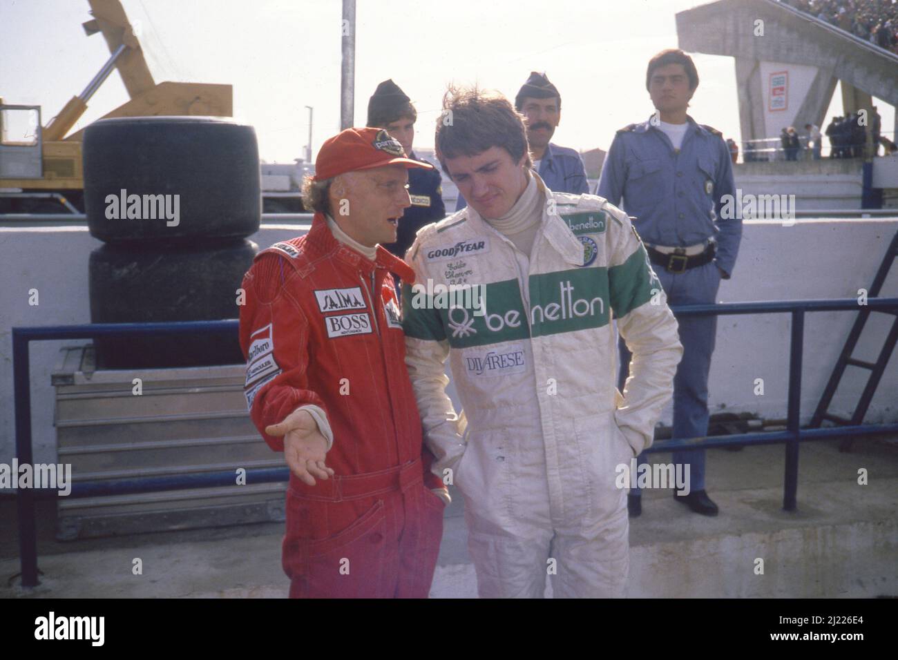 Niki Lauda (AUT) McLaren parla con Eddie Cheever (USA) Alfa Romeo Foto Stock