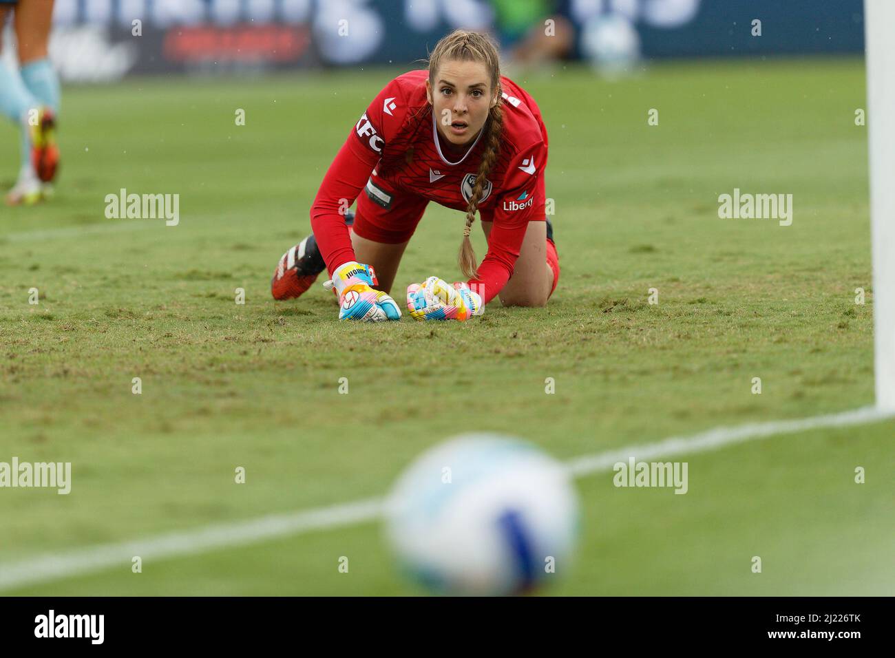 Casey Dumont della Melbourne Victory segue la palla deflessa durante la partita Della A-League Womens Grand Final tra il Sydney FC e la Melbourne Victory a NE Foto Stock