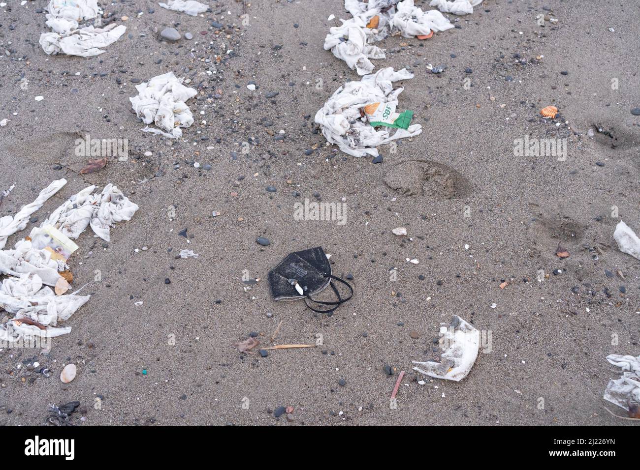 Spiaggia piena di immondizia, salviette bagnate e rifiuti che la gente gettano nella toilette. Concetto di inquinamento oceanico e di distruzione ambientale Foto Stock