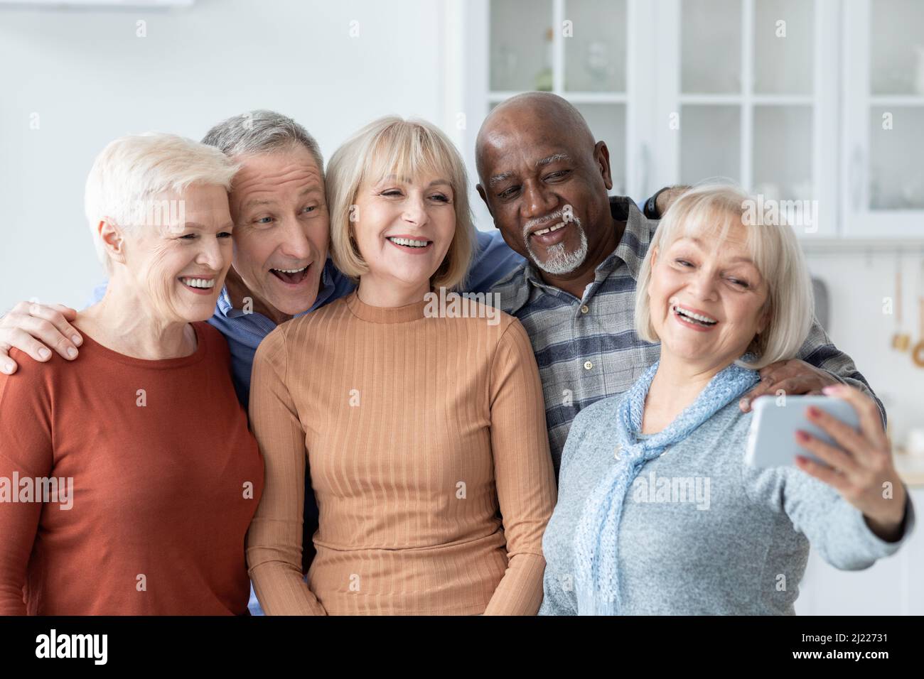 Cinque persone anziane allegre che prendono selfie sul telefono cellulare Foto Stock