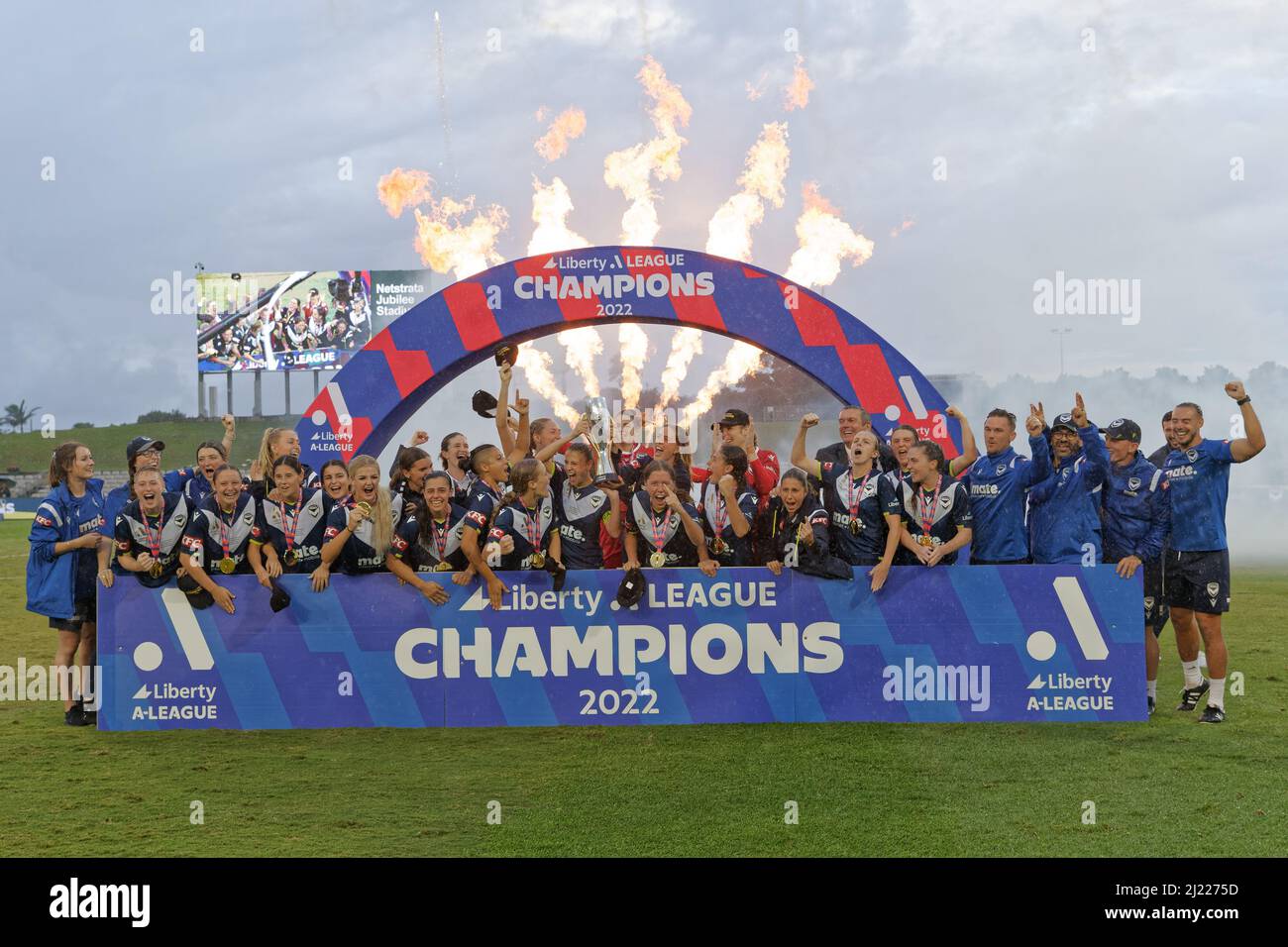 I giocatori e il personale della Melbourne Victory festeggiano durante la cerimonia di presentazione dopo aver vinto la partita della Grand Final Womens Liberty A-League Foto Stock