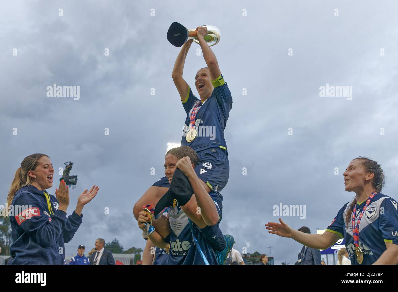 Lia Privitelli di Melbourne Victory alza il trofeo mentre festeggiano la vittoria della Gran finale Womens A-League tra il Sydney FC e Melbourne Foto Stock