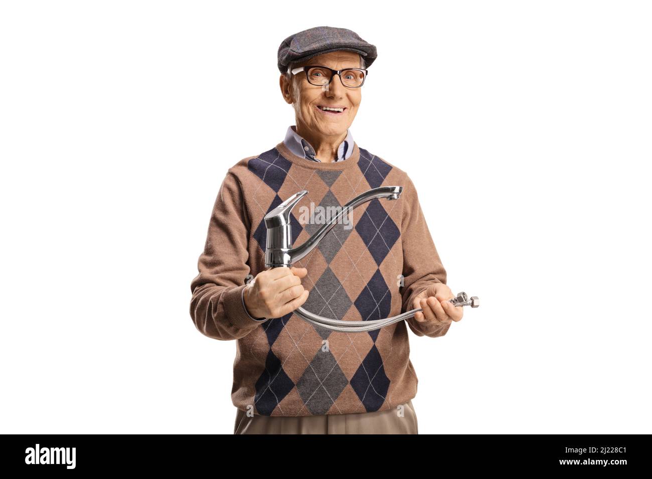 Uomo maturo sorridente che tiene un tubo in acciaio con rubinetto isolato su sfondo bianco Foto Stock