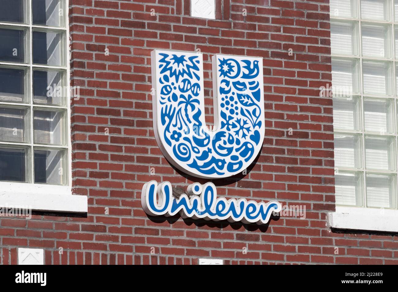 Chicago - circa Marzo 2022: Unilever Best Foods e la maionese di Hellmann. Unilever è un'azienda multinazionale di beni di consumo. Foto Stock