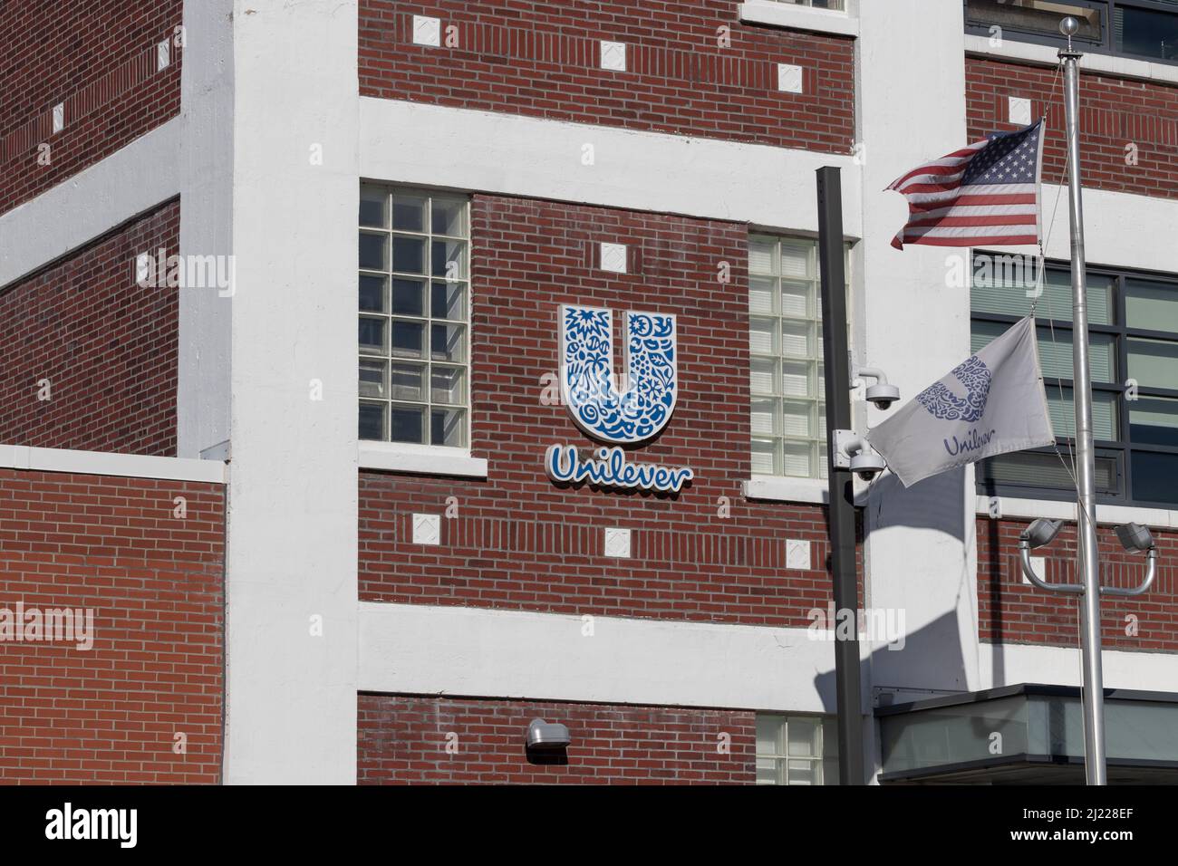 Chicago - circa Marzo 2022: Unilever Best Foods e la maionese di Hellmann. Unilever è un'azienda multinazionale di beni di consumo. Foto Stock