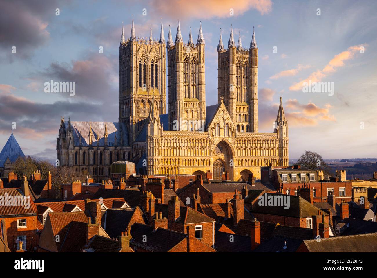 Lincoln Cathedral o Lincoln Minster dietro i tetti della città di Lincoln Lincolnshire Inghilterra Regno Unito GB Europa Foto Stock