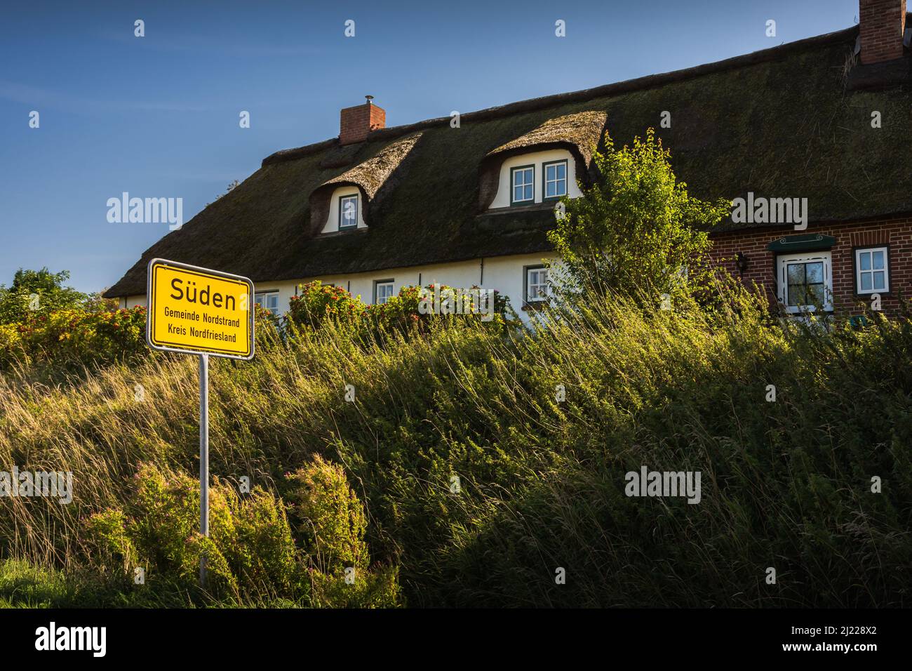 Casa tradizionale con tetto di paglia e segno della città, Nordstrand, Frisia settentrionale, Schleswig-Holstein, Germania Foto Stock