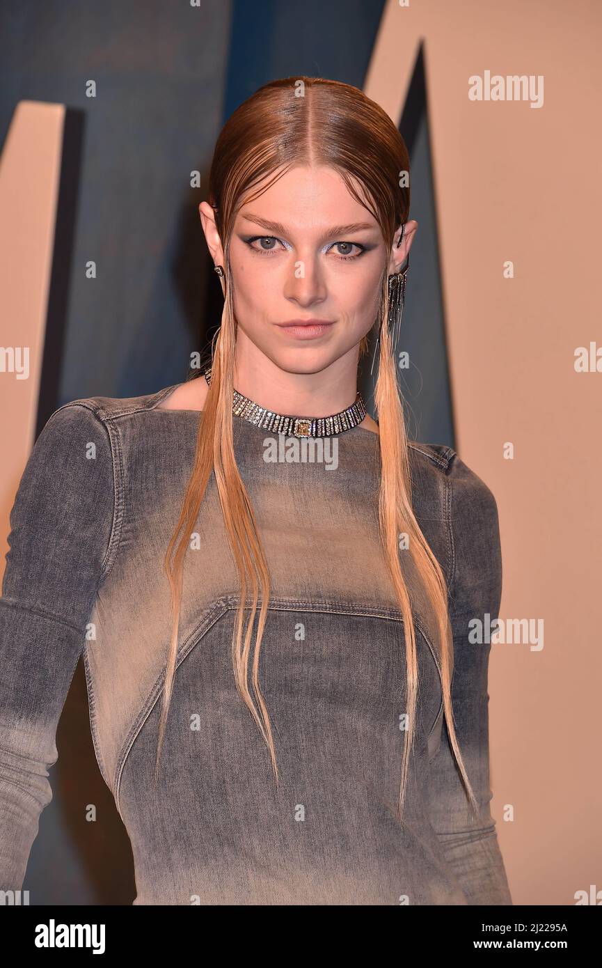 LOS ANGELES, CALIFORNIA - Marzo 27: Arrivi di Hunter Schafer per il Vanity Fair Oscar Party ospitato da Radhika Jones al Wallenis Annenberg Center for Foto Stock