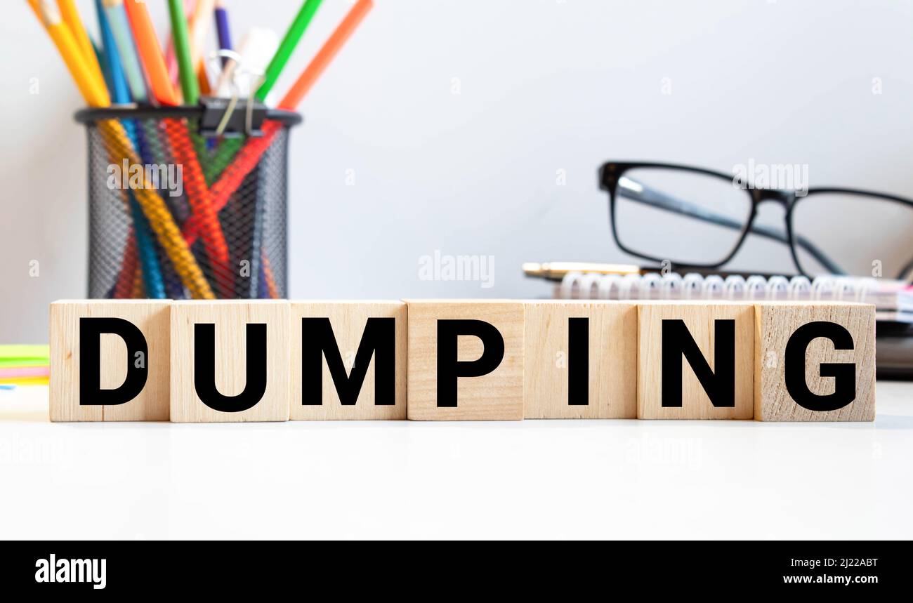 Parola di dumping scritta sul blocco di legno, concetto Foto Stock