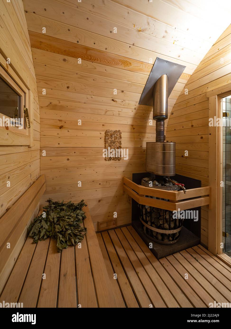 Interno di sauna finlandese in legno. Classico bagno. CONCETTO DI SPA. Foto Stock
