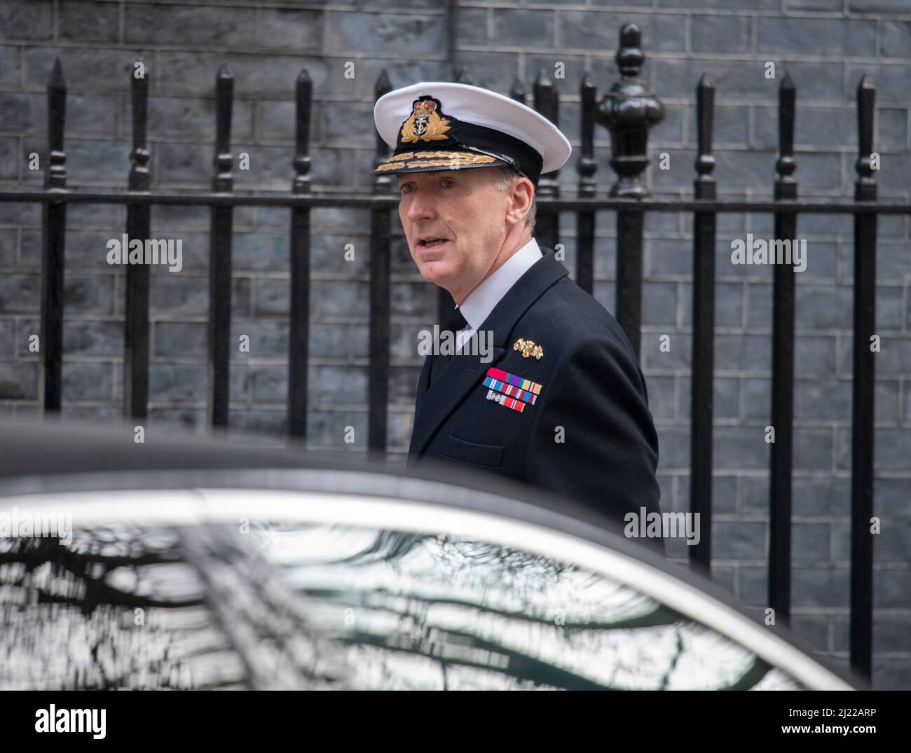 Downing Street, Londra, Regno Unito. 29 marzo 2022. L’ammiraglio Sir Tony Radakin, capo delle forze Armate del Regno Unito e principale consigliere militare del primo Ministro e Segretario di Stato per la Difesa che partecipa al Gabinetto. Credit: Malcolm Park/Alamy Live News Foto Stock