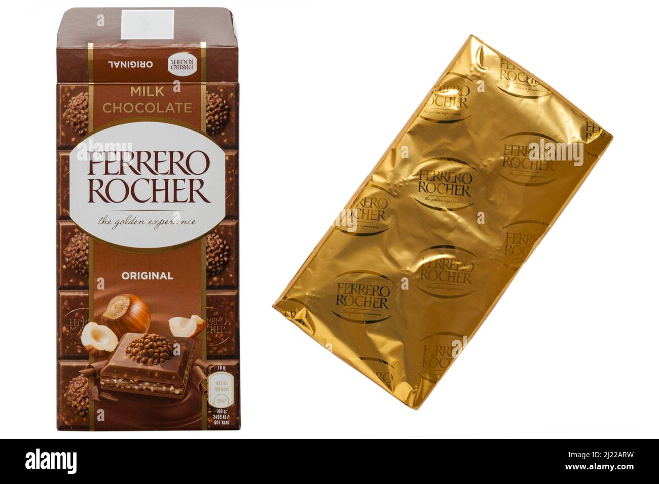 Cioccolato al latte Ferrero Rocher bar originale, l'esperienza d'oro su  sfondo bianco - cioccolato al latte bar con nocciole e ripieno di cacao  Foto stock - Alamy