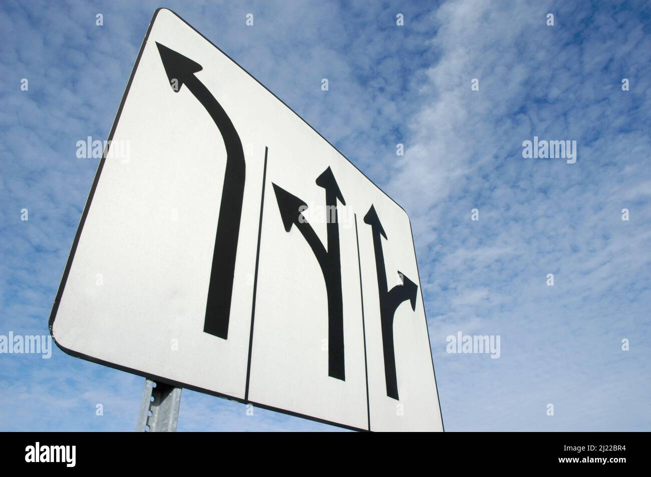 Indicatori di direzione multidirezionali per conducenti di traffico indicazione su quale strada scegliere, andare a sinistra, a destra o dritto da ciascuna delle 3 corsie Foto Stock