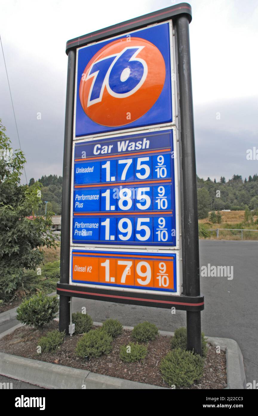 Segnale di prezzo del gas molto alto alla stazione unical 76 nello stato di Washington degli Stati Uniti, settembre '04 Foto Stock
