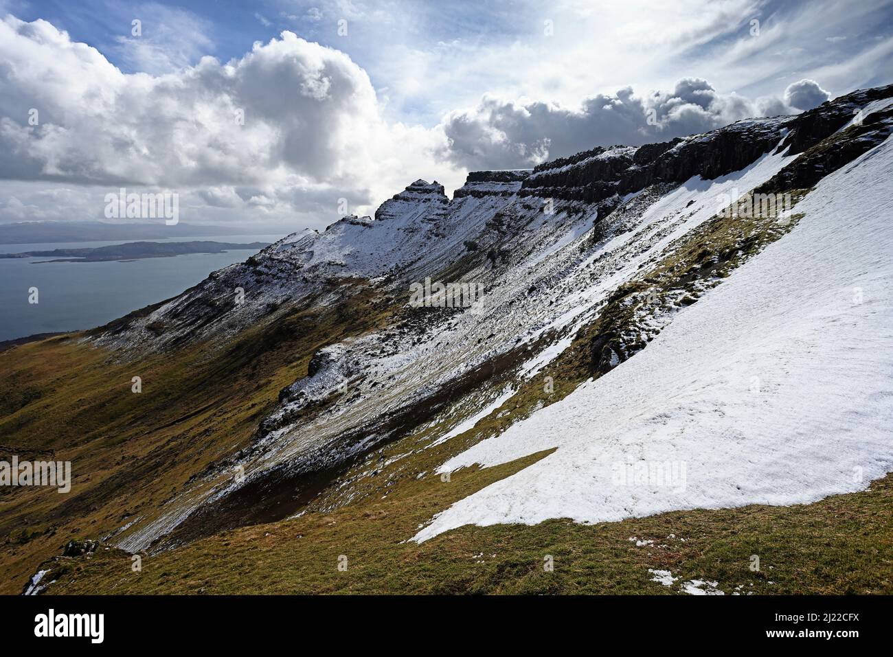 Vista della cima di Storr coperto da una leggera spolverata di neve Ilse di Skye Scozia Foto Stock