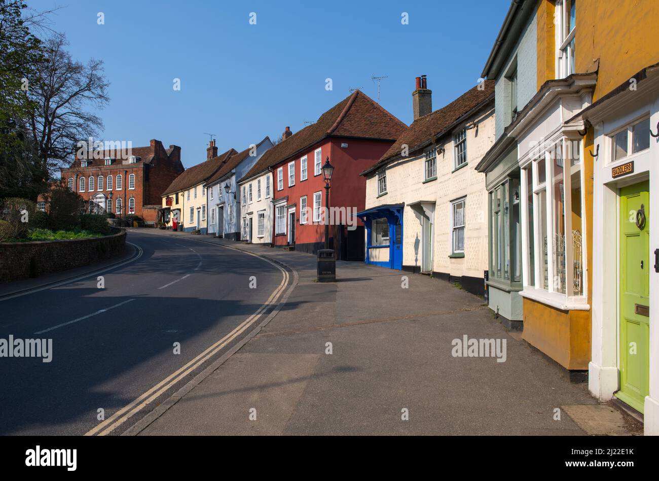 Thaxted Essex Inghilterra UK Looking along Watling Street Marzo 2022 Clarence House Costruito nel 1715, in mattoni rossi, con tetto di tegole rosse Foto Stock