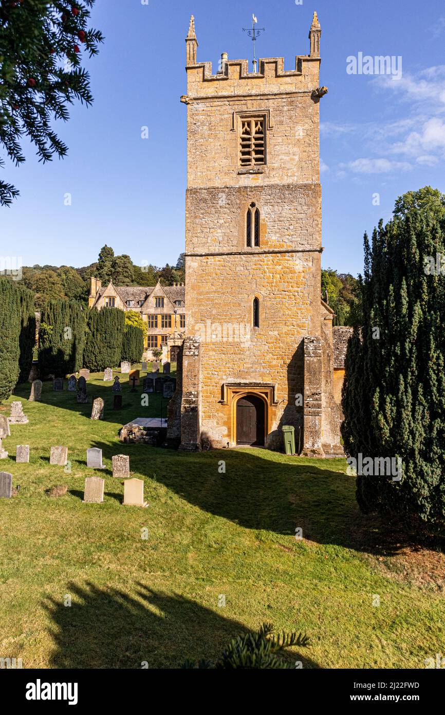 St Peters Church e la Stanway House, maniero giacobino, nel villaggio Cotswold di Stanway, Gloucestershire, Inghilterra, Regno Unito Foto Stock