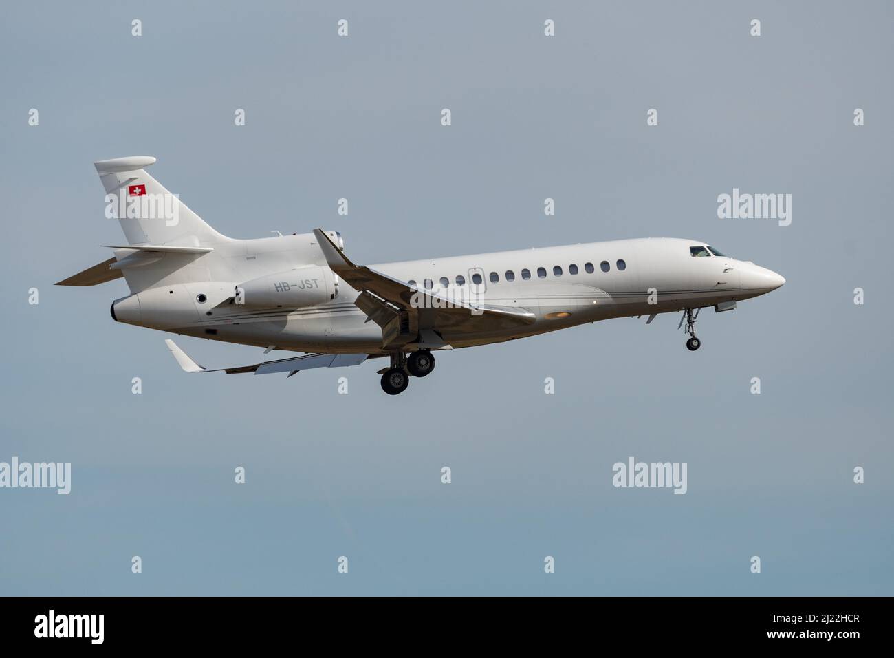 Zurigo, Svizzera, 24 febbraio 2022 Dessault Falcon 7X l'approccio finale sulla pista 14 Foto Stock
