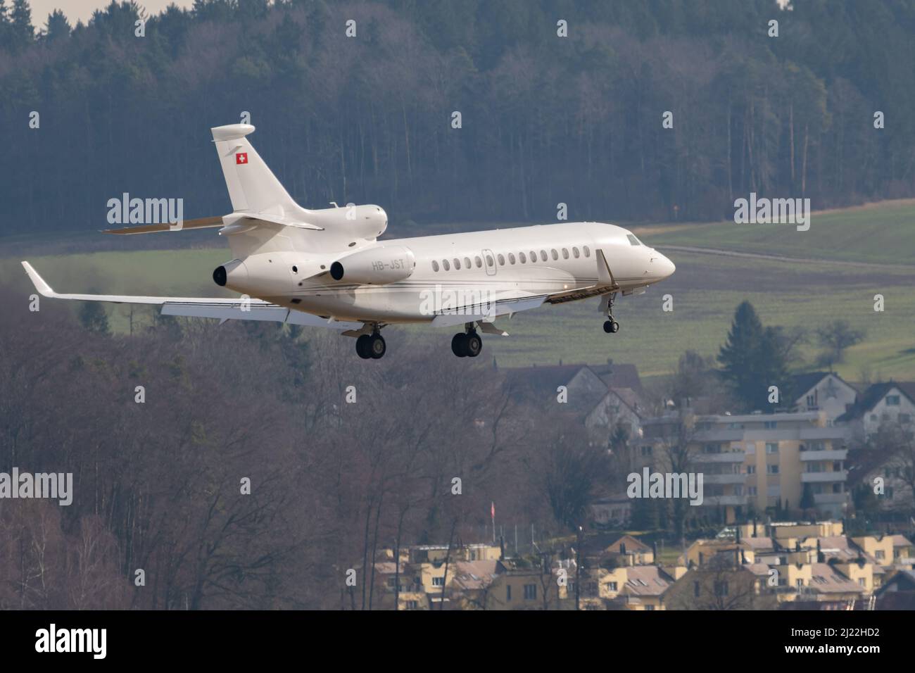 Zurigo, Svizzera, 24 febbraio 2022 Dessault Falcon 7X l'approccio finale sulla pista 14 Foto Stock