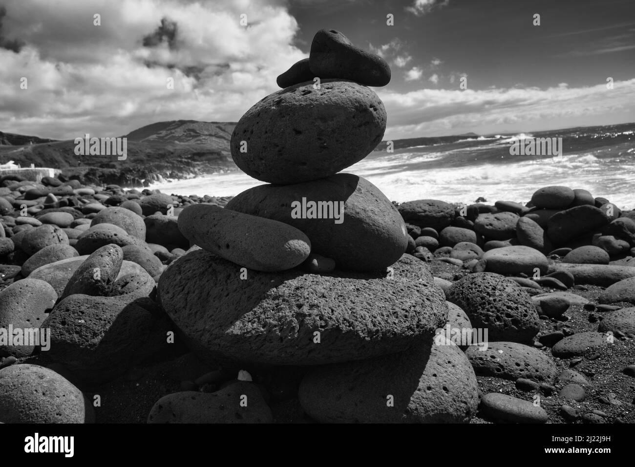 Torre di ciottoli su una spiaggia di Lanzarote Foto Stock