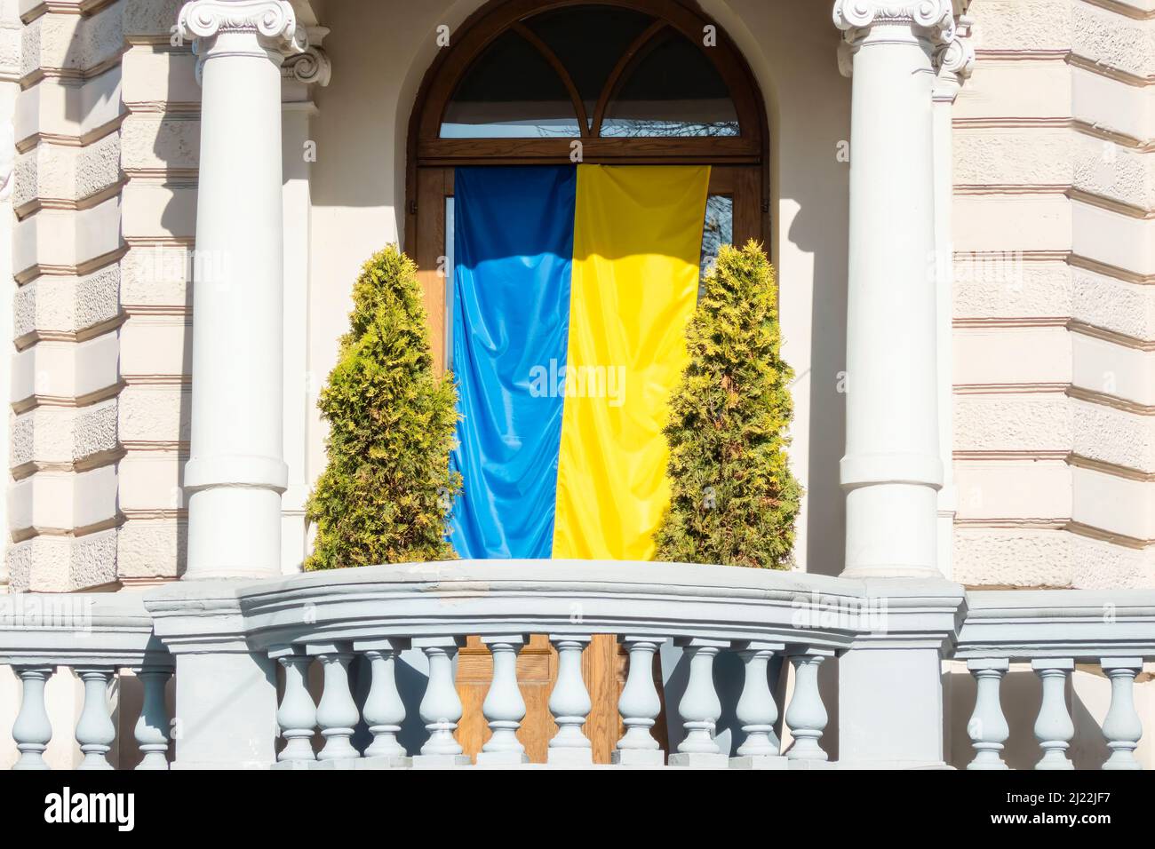 La bandiera nazionale ucraina è vista appesa alla finestra di un edificio in stile classico a Vilnius, Lituania Foto Stock