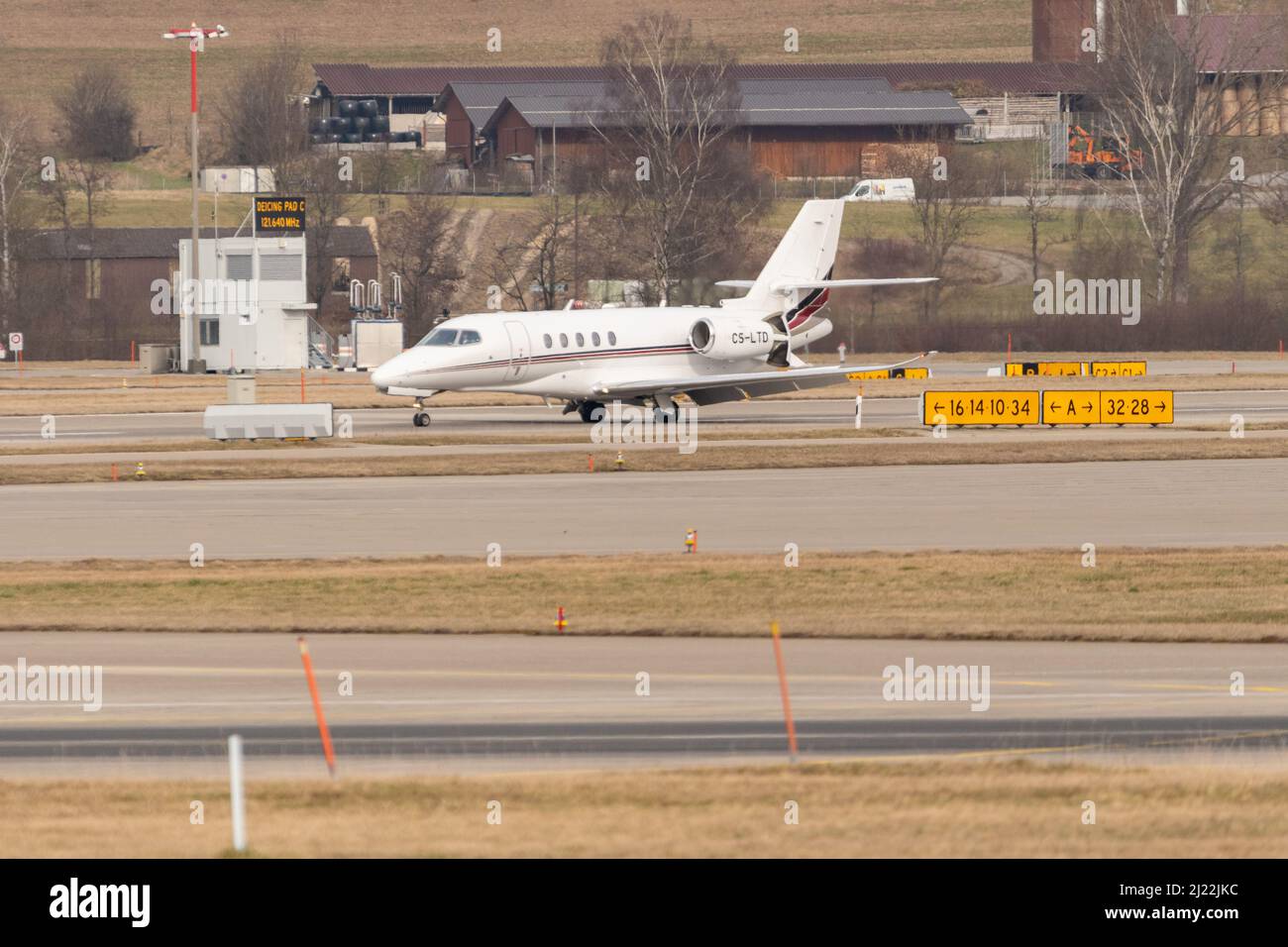 Zurigo, Svizzera, 24 febbraio 2022 Cessna 680A Citation Latitude business Aircraft tassa sul grembiule Foto Stock