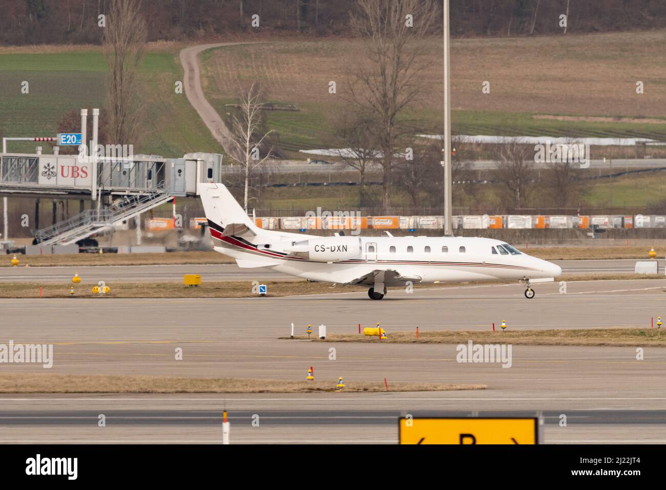 Zurigo (Svizzera), 24 febbraio 2022 Cessna 560XL Citation XLS Aircraft sta tassando sul grembiule Foto Stock