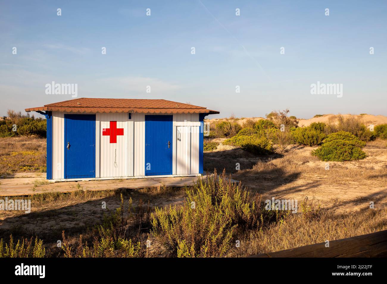 piccola casa in legno per assistenza medica sulla spiaggia Foto Stock