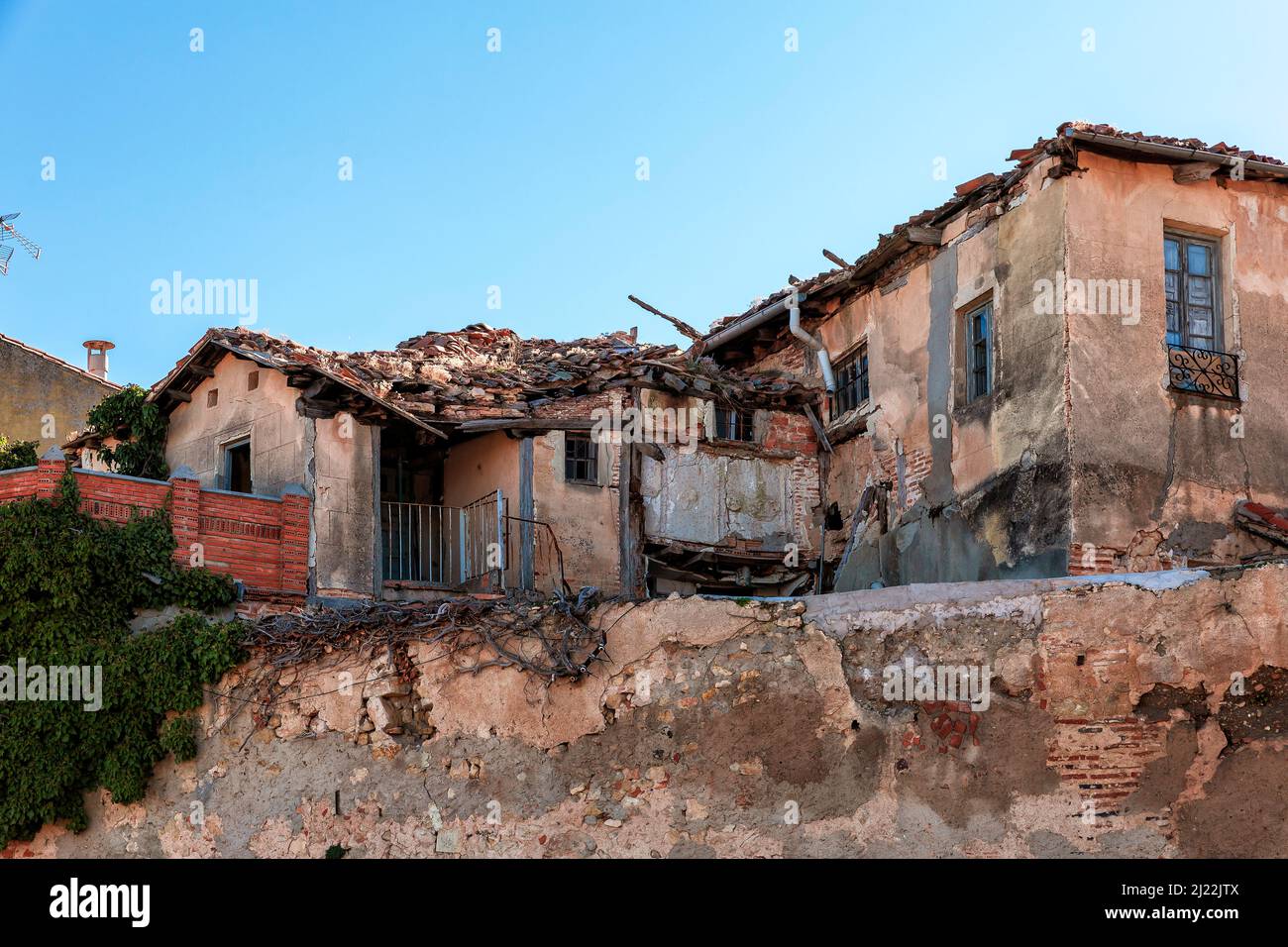 vecchia casa distrutta su un burrone Foto Stock