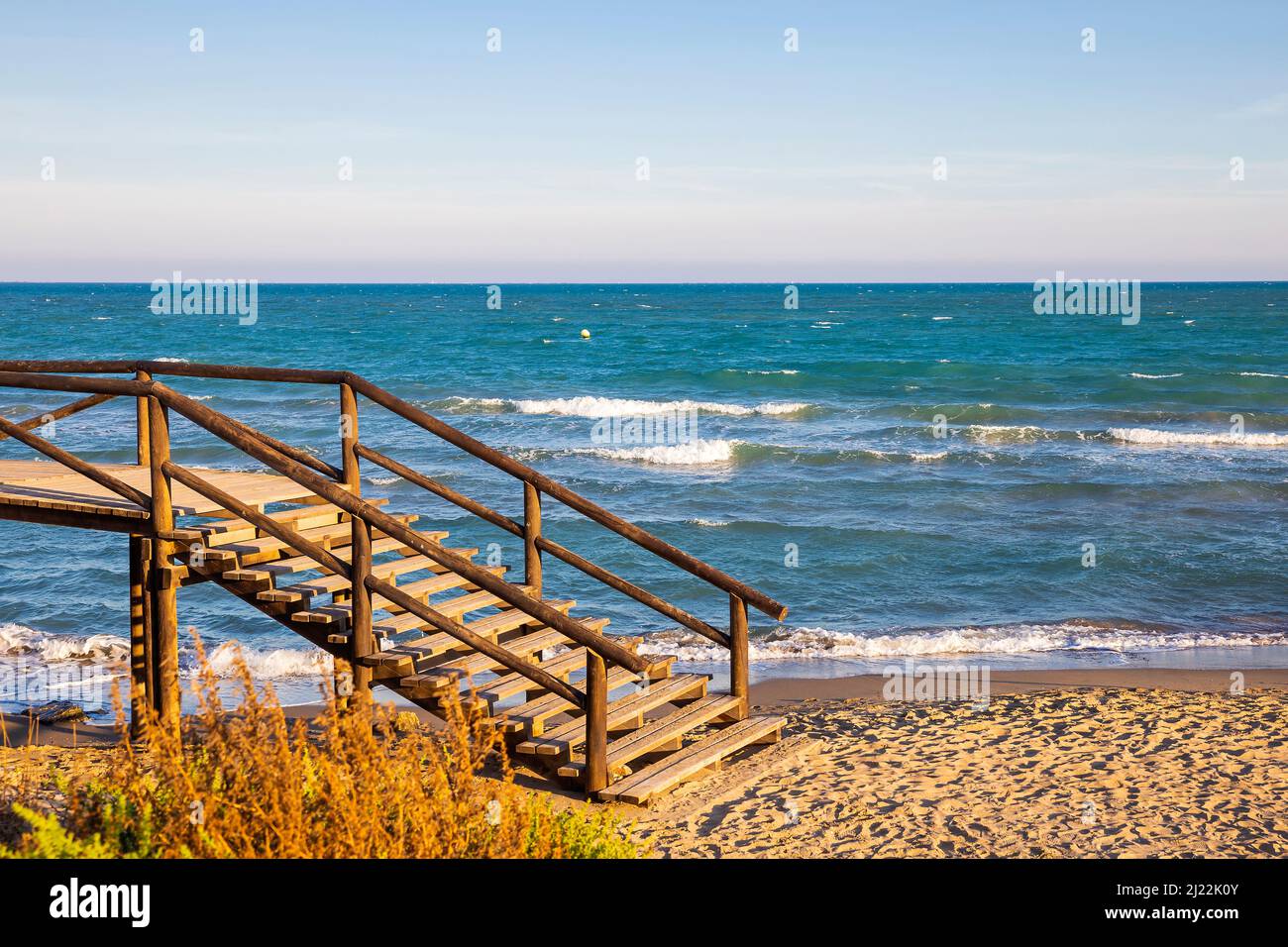 scale di legno per arrivare alla spiaggia di sabbia Foto Stock