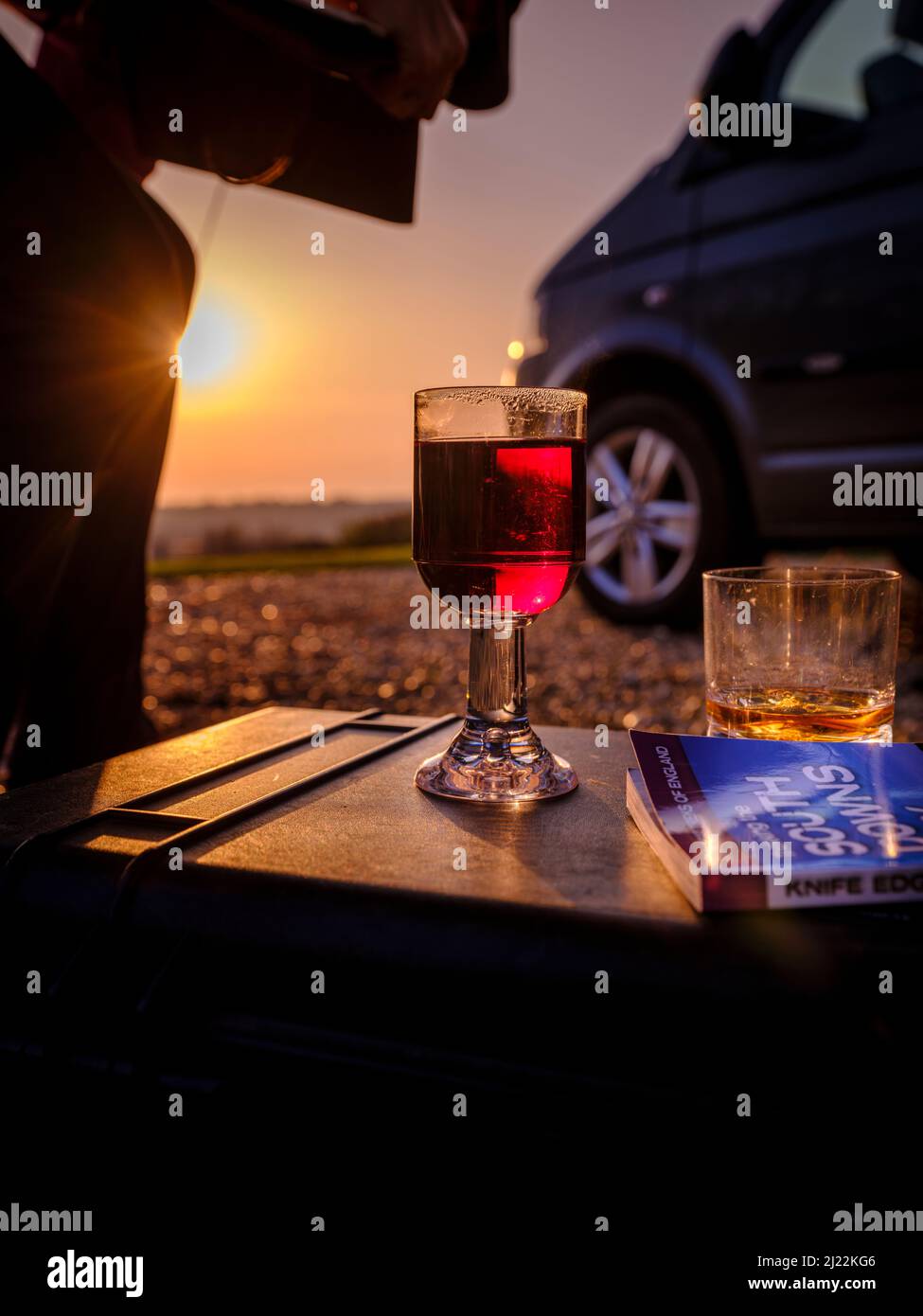 Tramonto sulle South Downs presso la Bow Hill Farm. Regno Unito campeggio Vanlife con un VW T5 camper furgone e tenda. Foto Stock