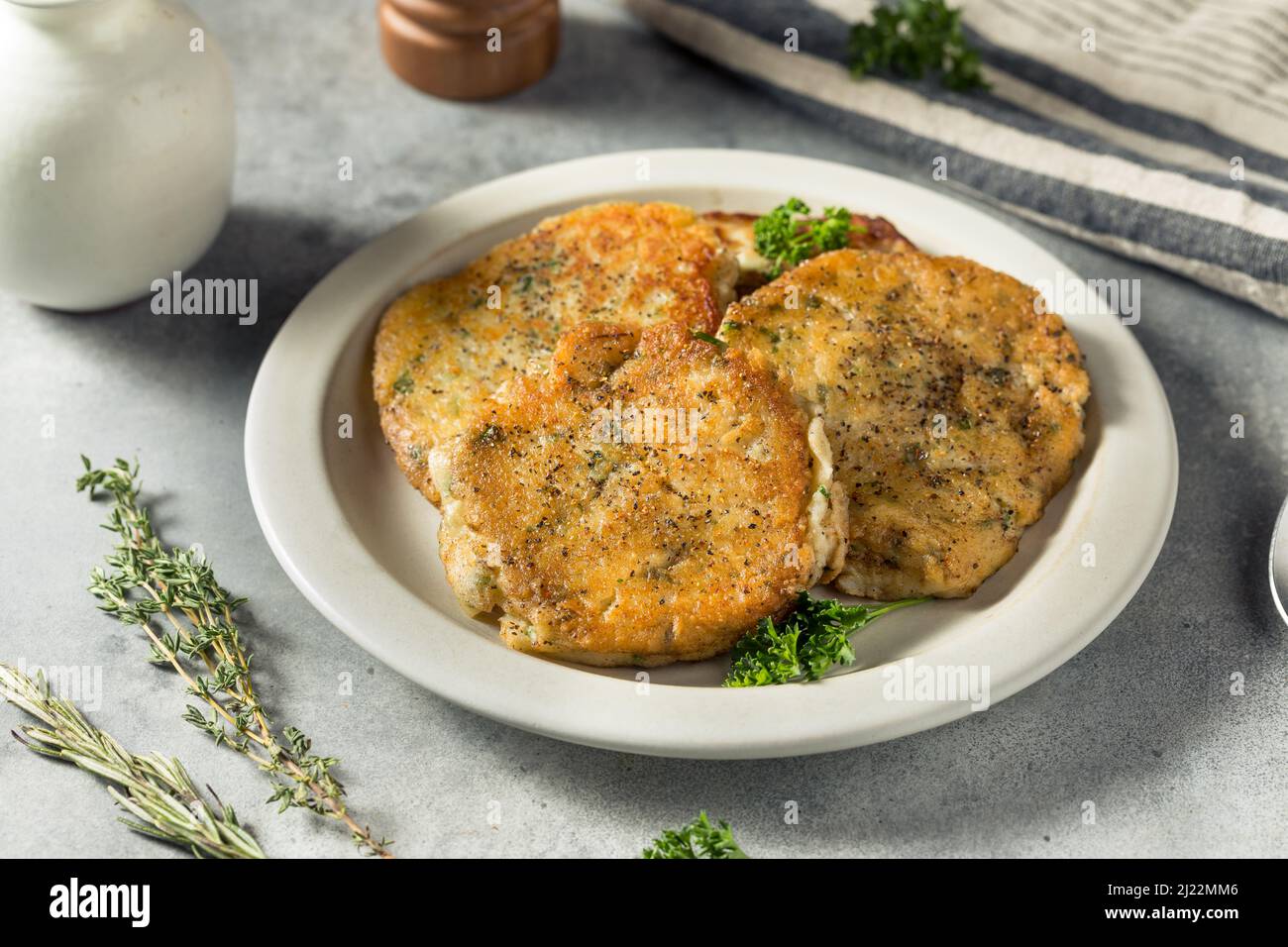 Torte di patate al purè irlandese fatte in casa con sale e burro Foto Stock