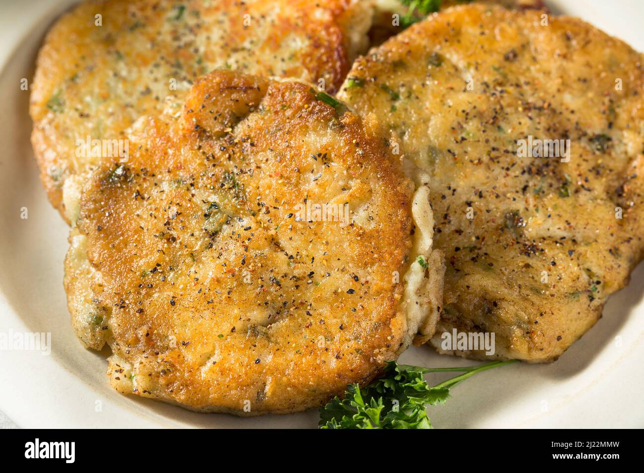 Torte di patate al purè irlandese fatte in casa con sale e burro Foto Stock