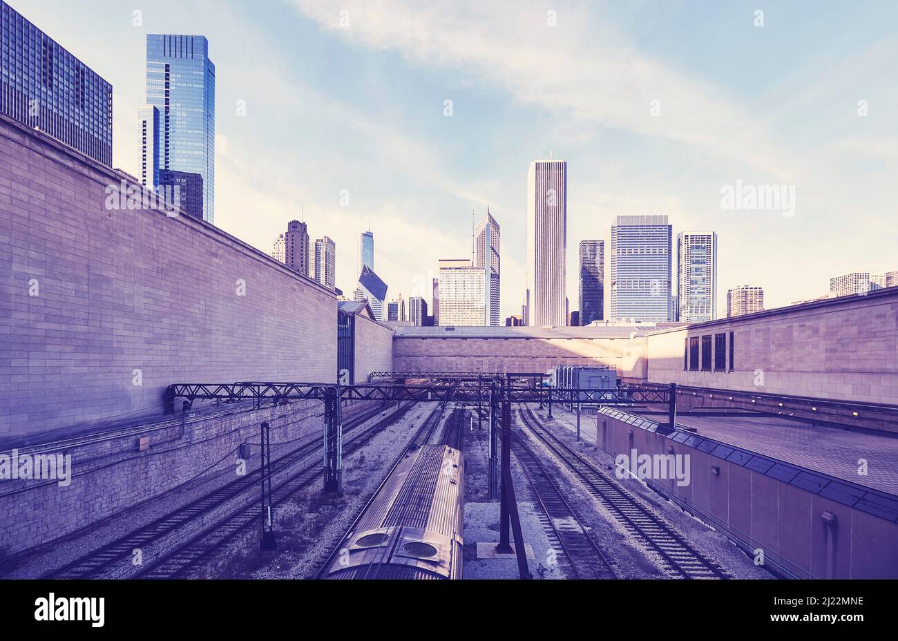 Binari ferroviari con skyline di Chicago in lontananza, colori applicati, USA. Foto Stock