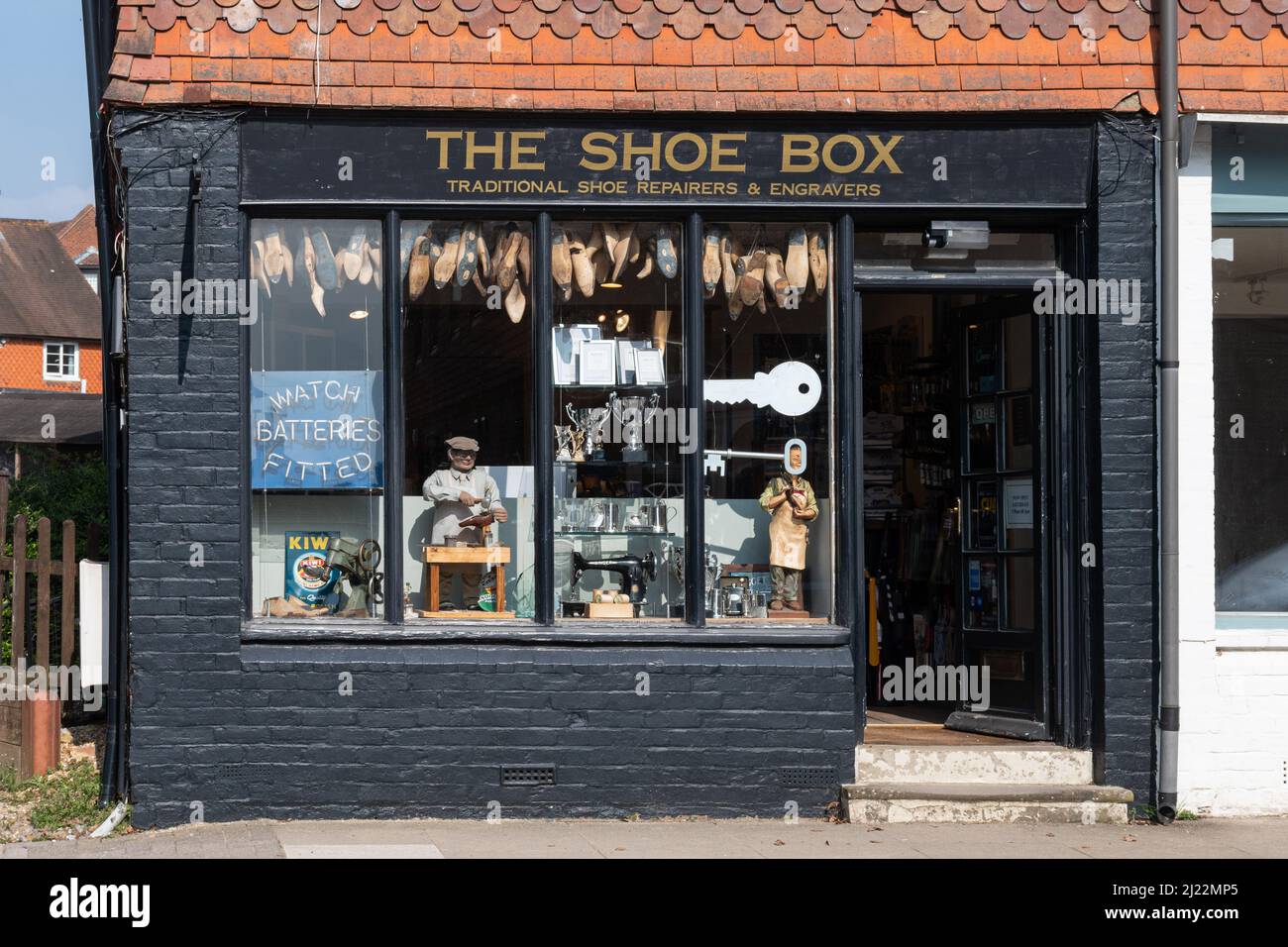 La Shoe Box, i riparatori di scarpe tradizionali e gli incisori fanno il loro negozio nel villaggio di Greyshott, Hampshire, Inghilterra, Regno Unito Foto Stock