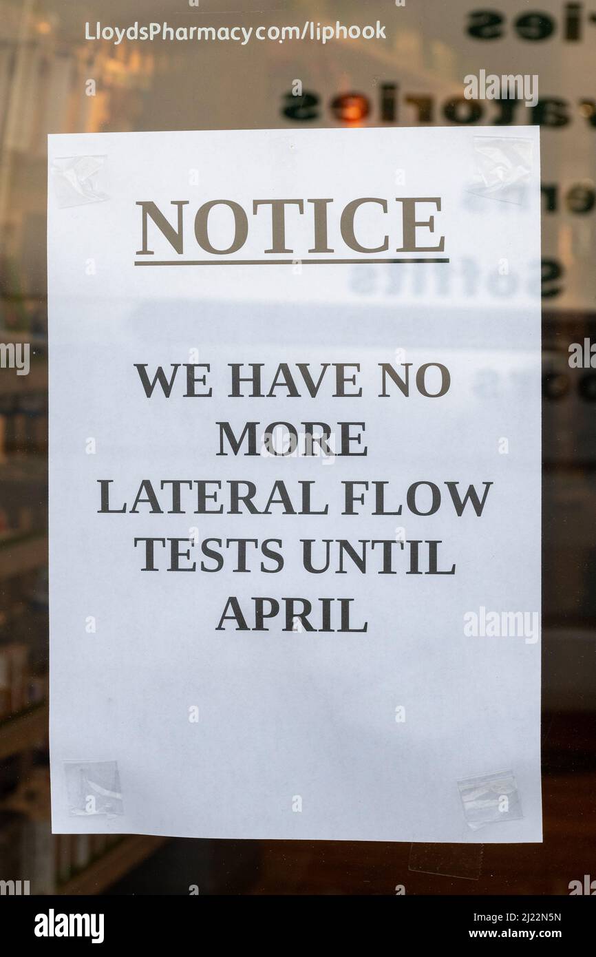 Avviso di farmacia, non abbiamo più test di flusso laterale fino ad aprile, in finestra di Lloyds Pharmacy, Hampshire, Inghilterra, Regno Unito Foto Stock