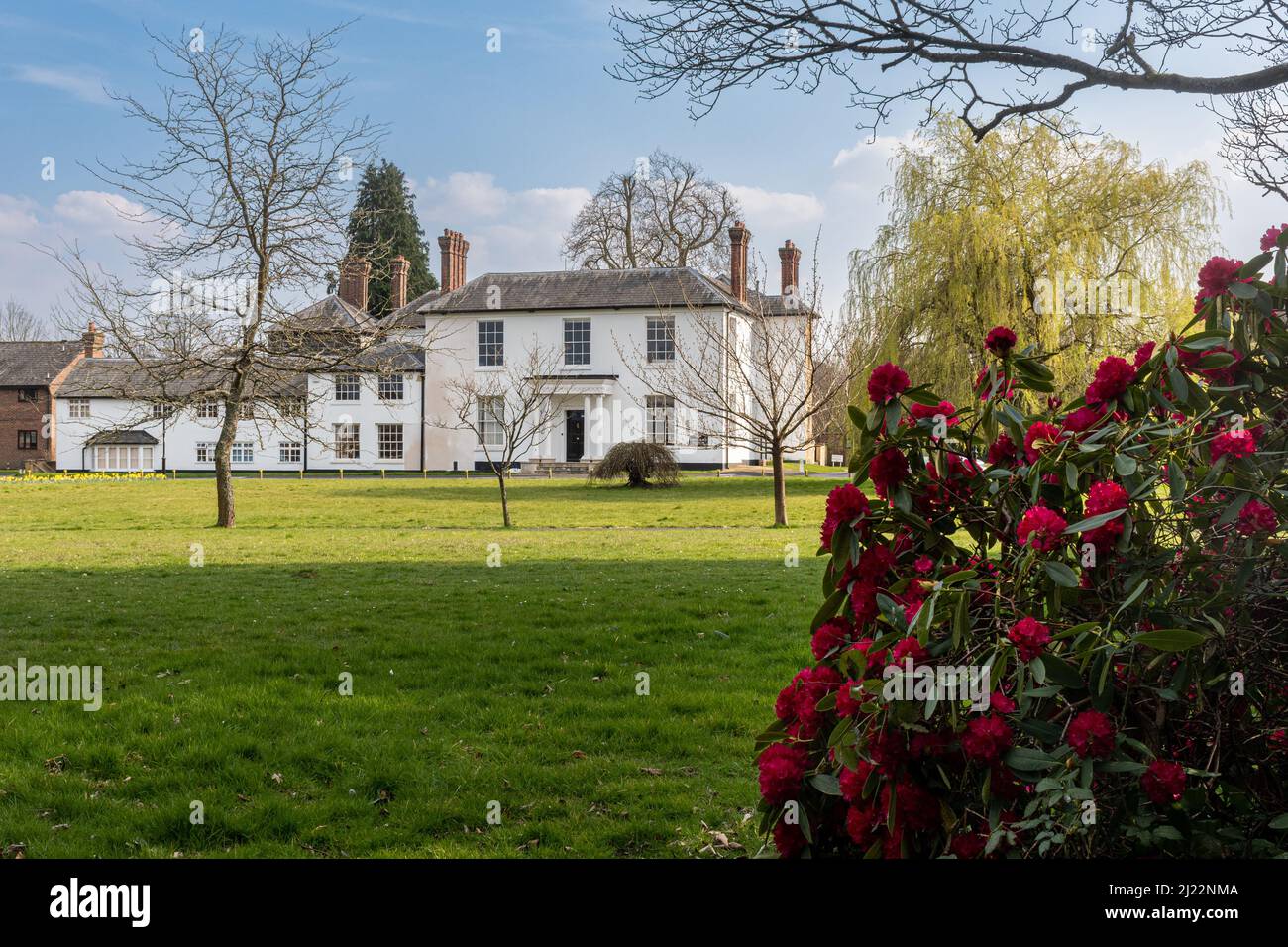 Chillee Manor nel villaggio di Liphook, Hampshire, Inghilterra, Regno Unito, durante la primavera, Un edificio classificato di grado II risalente al 17th secolo Foto Stock